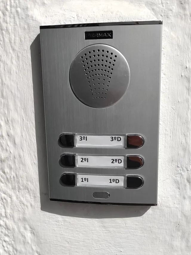 INSTALACION DE PORTERO Y TELEFONILLOS EN COMUNIDAD DE 6 VIVIENDAS