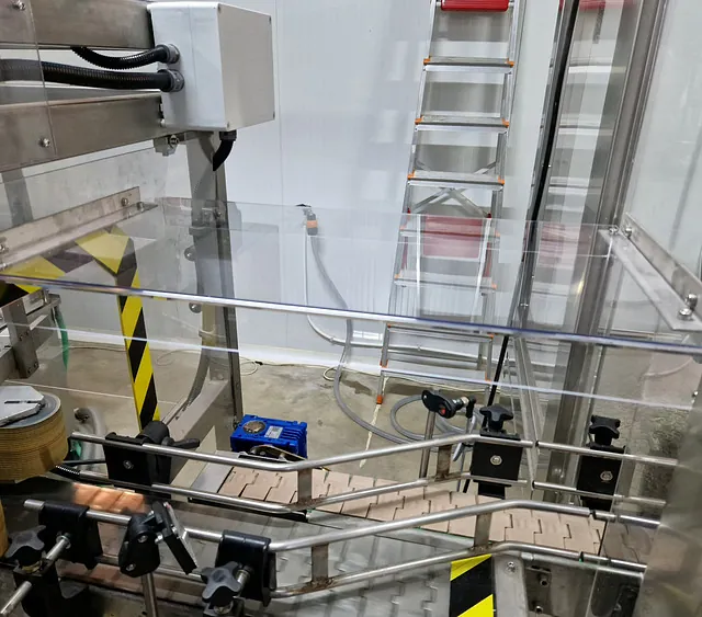 INSTALACION DE PROTECCIONES EN POLICARBONATO EN TRANSPORTES DE LINEA DE ENVASADO