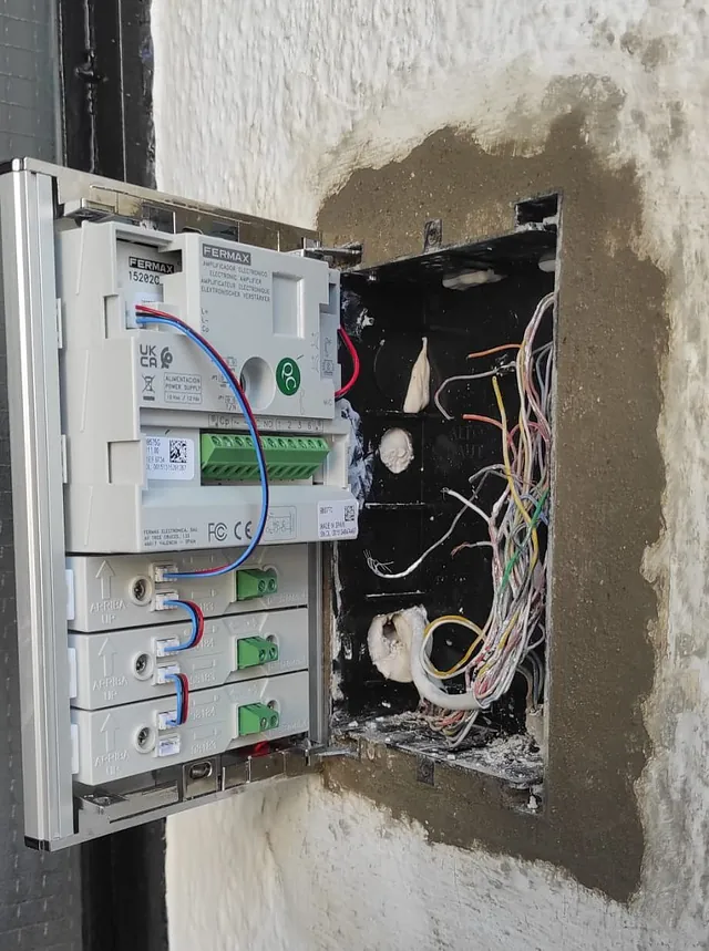 INSTALACION DE PORTERO Y TELEFONILLOS EN COMUNIDAD DE 6 VIVIENDAS